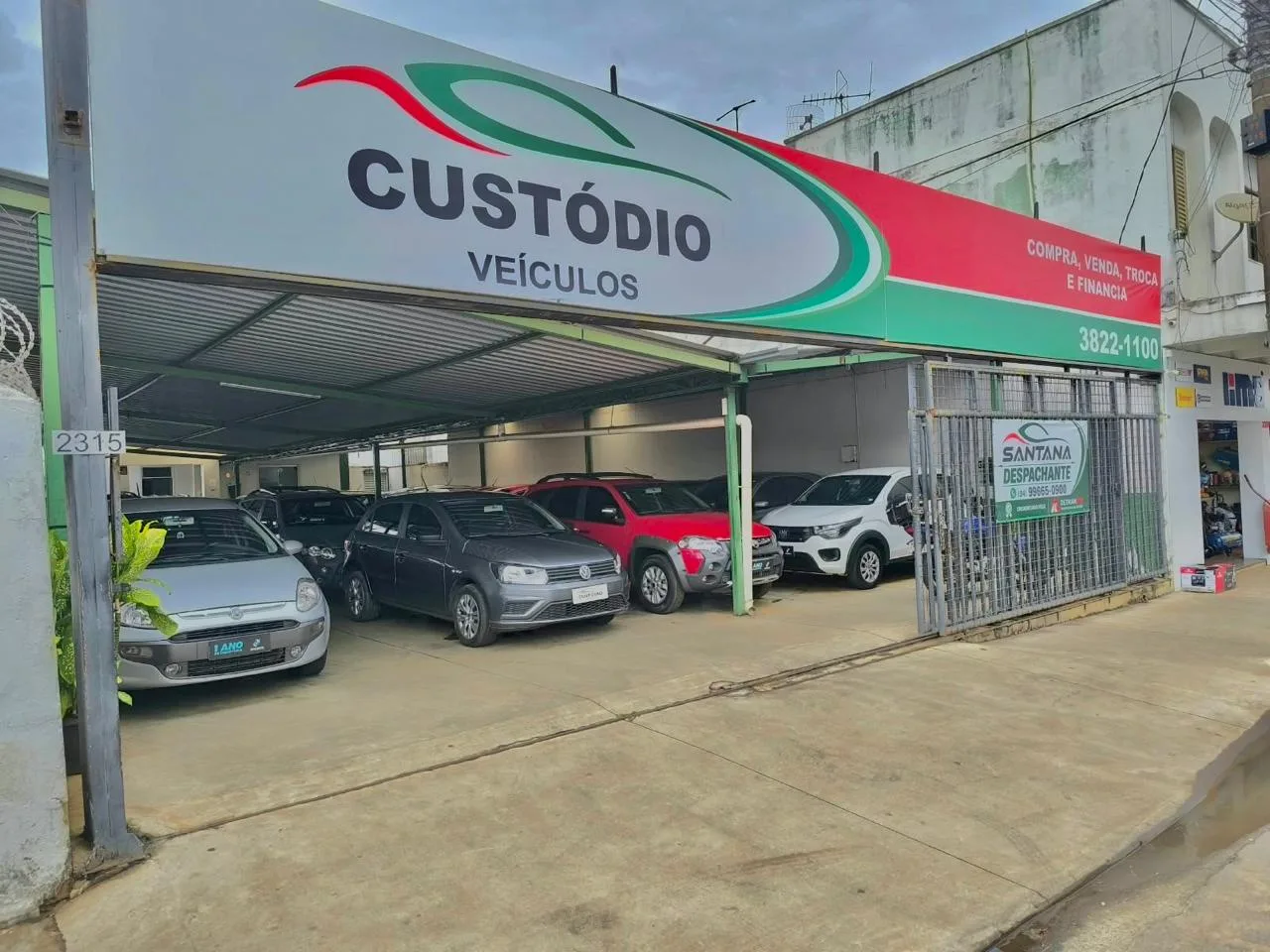 Fachada e interior da Custódio Veículos