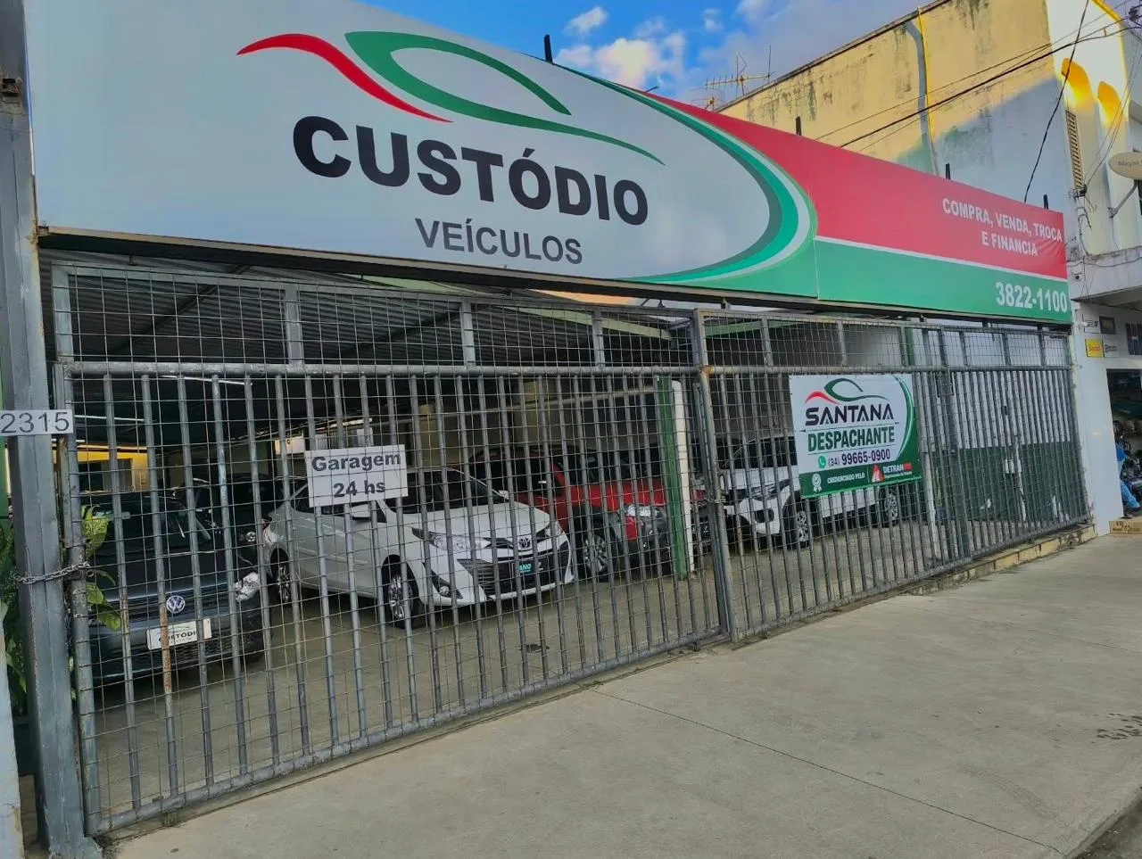 Fachada da Custódio Veículos com veículos alinhados no pátio